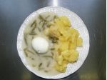 Fazolové lusky na smetaně,vejce,brambory
