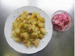 Opečené brambory se špekem,šunkou a vejci,salát