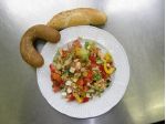 Řecký obědový salát s kuřecím masem,pečivo